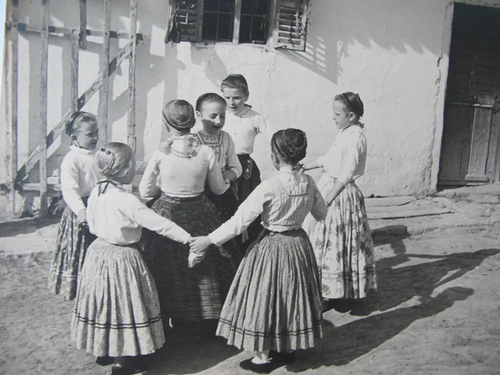 Das Bild zeigt Kinder, die ein Kreisspiel spielen.