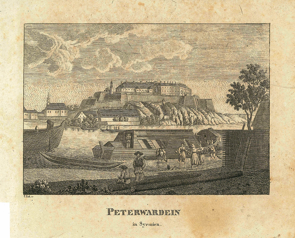 Das Bild zeigt eine alte Ansicht von "Peterwardein in Syrmien“. Zwei sitzende Personen und fünf arbeitende Personen am Flussufer; Baum; Kleinschiff, Kleinboot und Rückseite eines Kleinschiffs; im Hintergrund eine Festung und eine Kirche; Wolken.