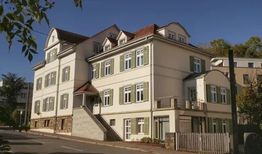 Das Bild zeigt eine Außenaufnahme des Institutsgebäudes